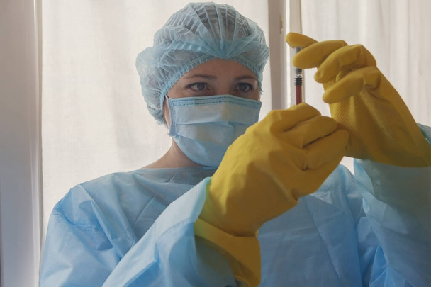 Doctora en ropa protectora y una máscara en el laboratorio. Medicina
 - Foto, imagen