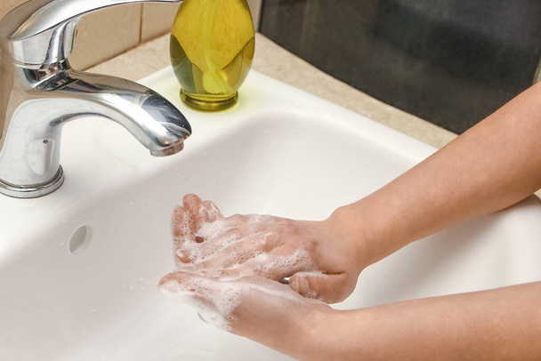 Мытье рук с мылом под краном с водой - Фото, изображение