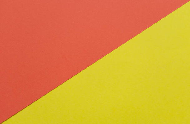 Fond en carton jaune vif et rouge, avec une division en diagonale, rouge sur le dessus et jaune sur le fond
 - Photo, image