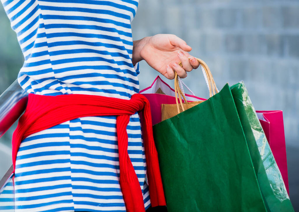 primer plano de la mujer sosteniendo coloridas bolsas de compras para regalos de Navidad
 - Foto, Imagen