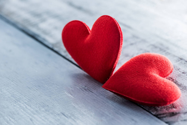 zblízka záběr červených srdcí na bílém dřevěném stole, Valentines koncept - Fotografie, Obrázek