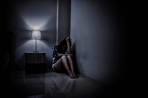 Depresión mujer sola en el cuarto oscuro. Problema de salud mental, TEPT es trastorno de estrés postraumático. - Foto, imagen