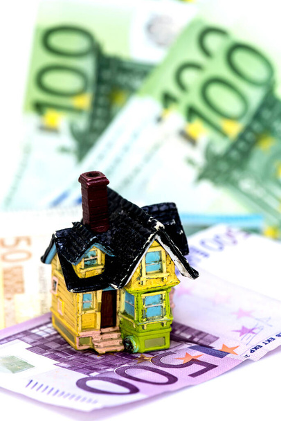 Koncepce domu a Euro peníze, koupit nebo pronajmout - Fotografie, Obrázek