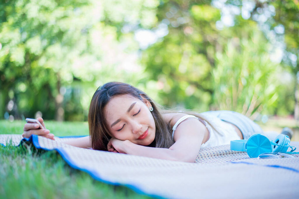 Молодая женщина отдыхает в природном парке. Отдых и свобода в саду
. - Фото, изображение