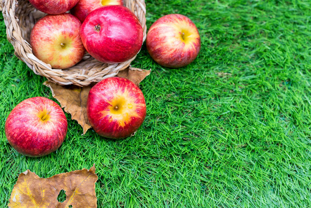 close-up shot van rijpe verse appels voor achtergrond - Foto, afbeelding