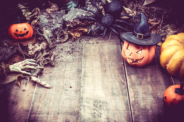 Feliz Halloween con calabaza, truco o trato en la temporada de otoño. Símbolo de miedo y boo por la noche. - Foto, imagen