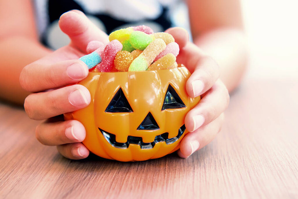 Gelukkige Halloween met snoep en pompoen voor het feest. truc of traktatie in het najaar. - Foto, afbeelding