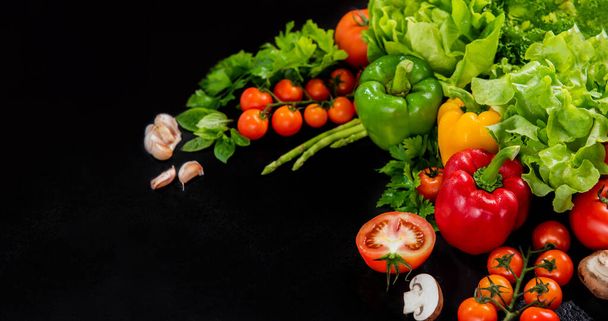 Kleurrijke shot van verse biologische groenten voor het koken dieetvoeding. Herfst oogsten cornucopia - Foto, afbeelding