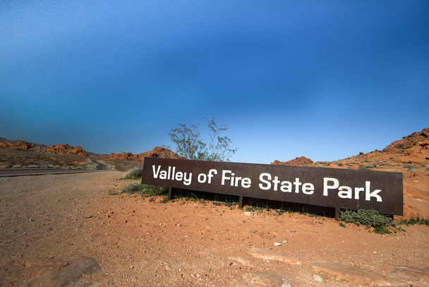 Valle del Fuego. Señal de entrada al Parque Estatal Valley Of Fire en las afueras de Las Vegas Nevada
. - Foto, imagen