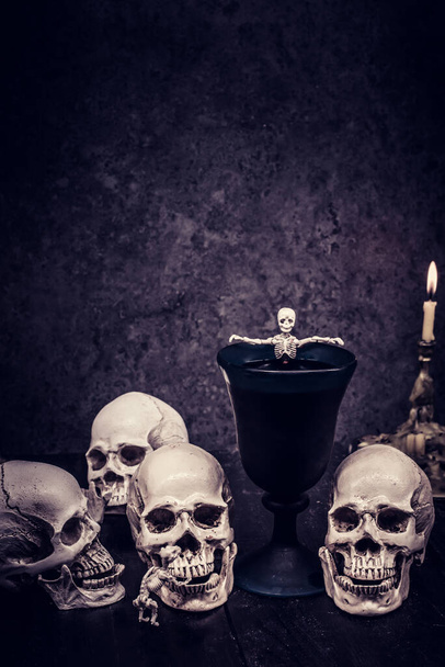 Crâne et scène effrayante pour Halloween tour ou régal
 - Photo, image