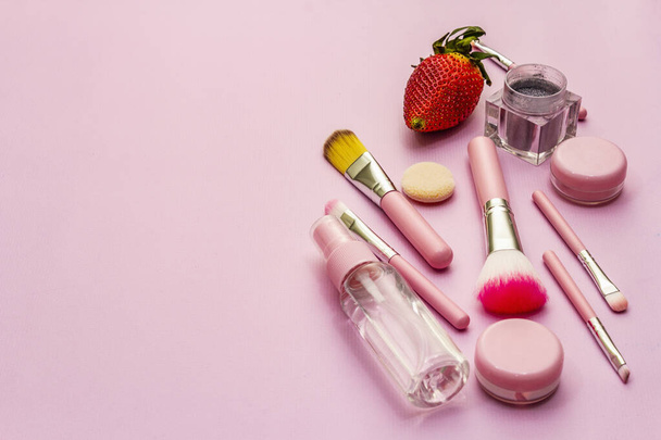 Cosmétique de maquillage sur fond rose. Cosmétiques décoratifs professionnels, concept de blogueur beauté
 - Photo, image