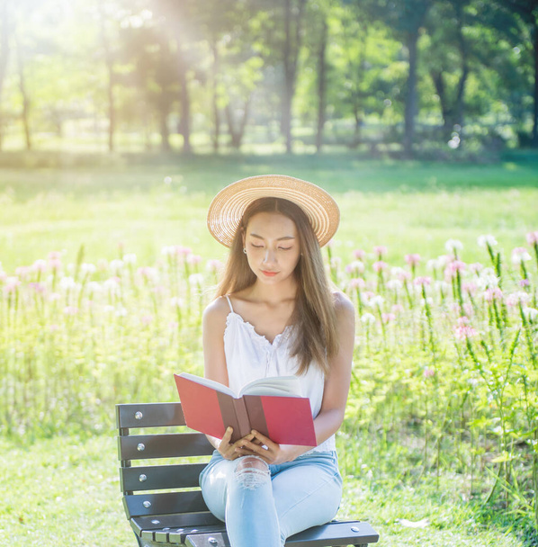 Étudiant lisant un livre dans le parc. Prêt à aller à l'université
. - Photo, image