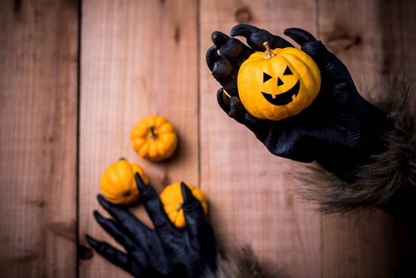 Šťastný Halloween. Vlkodlak nebo zombie ruce malování děsivé dýně pro trik nebo léčit party. kopírovat prostor pro text - Fotografie, Obrázek