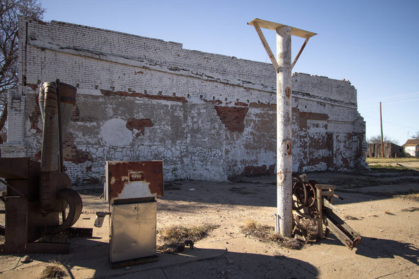 Gasolinera abandonada. Abandonado de la gasolinera comercial en un pequeño pueblo remoto en el suroeste americano
. - Foto, Imagen