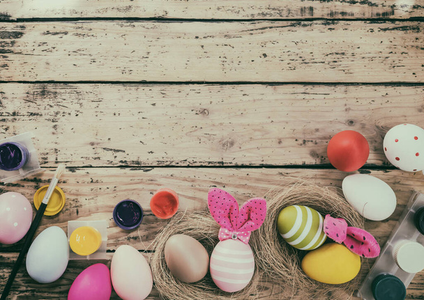 Счастливая Пасха, цветные пасхальные яйца для детей - Фото, изображение
