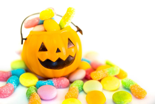 Halloween citrouille, tour ou traiter concept avec des bonbons sucrés
 - Photo, image