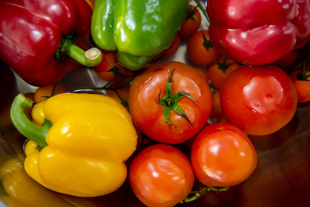 Kolorowy shot świeżych warzyw organicznych do gotowania żywności dietetycznej. Narożniki jesiennych zbiorów - Zdjęcie, obraz