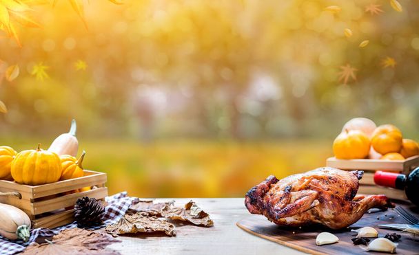 Šťastný Den díkůvzdání. Pečené kuře a krocan na párty na podzim a na podzim. - Fotografie, Obrázek