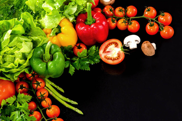 Színes lövés friss bio zöldségek főzés diétás ételek. Őszi betakarítás cornucopia - Fotó, kép