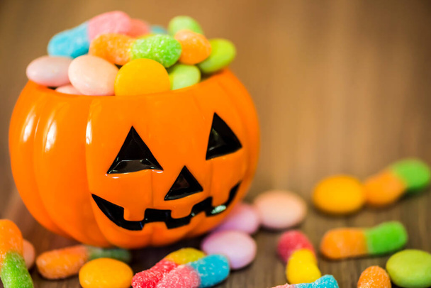 Calabaza de Halloween, truco o tratar el concepto con dulces dulces
 - Foto, Imagen