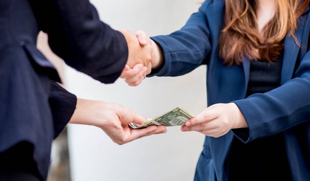 business handshake y trabajo en equipo por dinero y éxito. - Foto, imagen