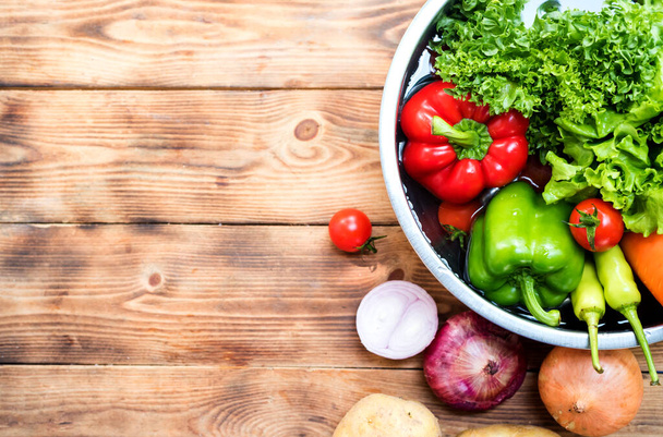Красочный выстрел из свежих органических овощей для приготовления диетической пищи. Осенний урожай рога изобилия
 - Фото, изображение