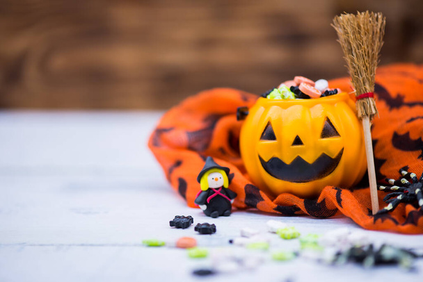 Щасливий Хеллоуїн з цукерками і гарбузом для вечірки. трюк або частування в осінній сезон
. - Фото, зображення
