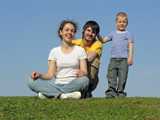 семья на траве сидеть
 - Фото, изображение
