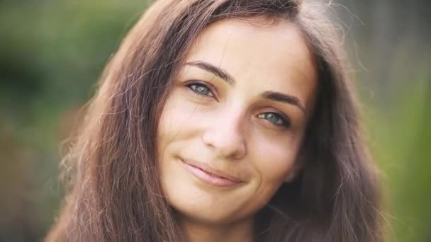 schöne kaukasische Frau lächelt in die Kamera. - Filmmaterial, Video
