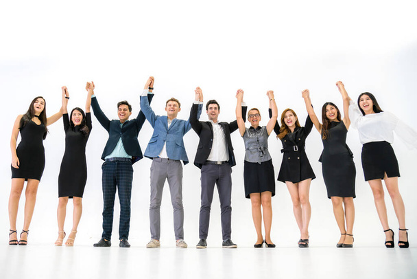 Kraft der Teamarbeit Geschäftsideen Konzept multiethnische Mitarbeiter Partner stehen und bleiben zusammen mit Glück und fröhlichen weißen Hintergrund - Foto, Bild