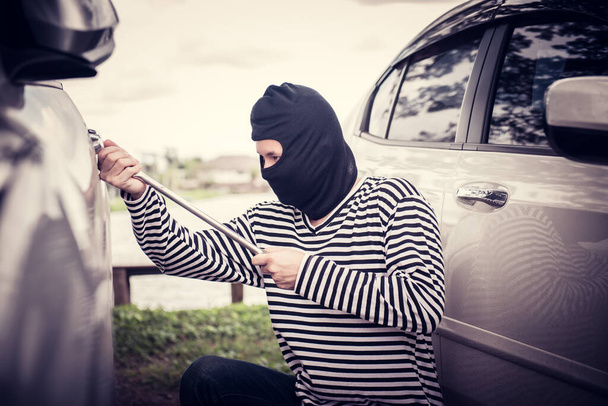 Ladrón está tratando de robar el coche en el aparcamiento público - Foto, imagen