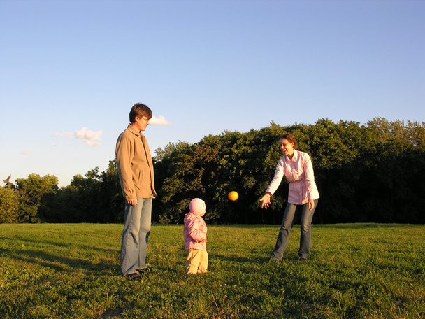 Familie mit Baby spielen - Foto, Bild