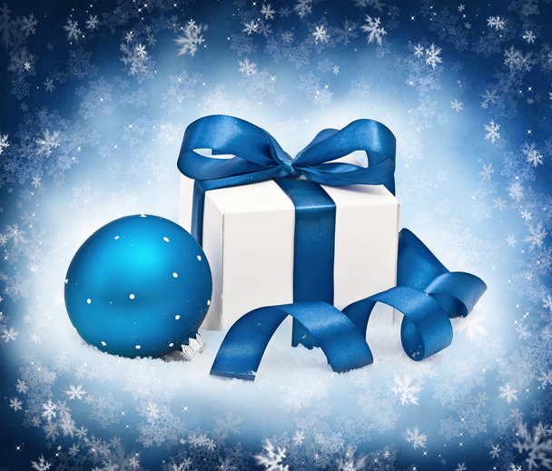 Gift and Christmas sphere - Foto, Bild