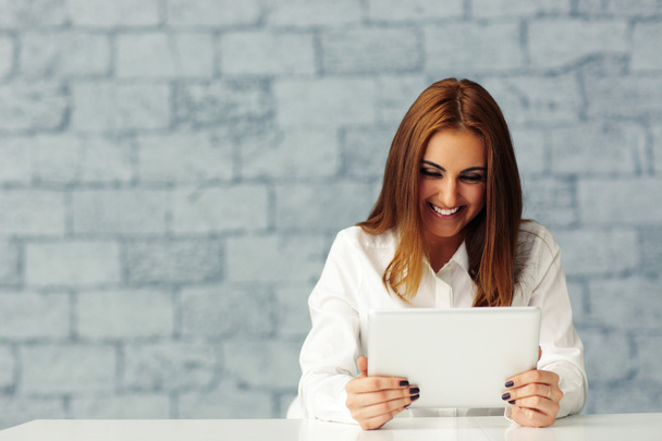 Businesswoman looking at tablet computer screen - Φωτογραφία, εικόνα