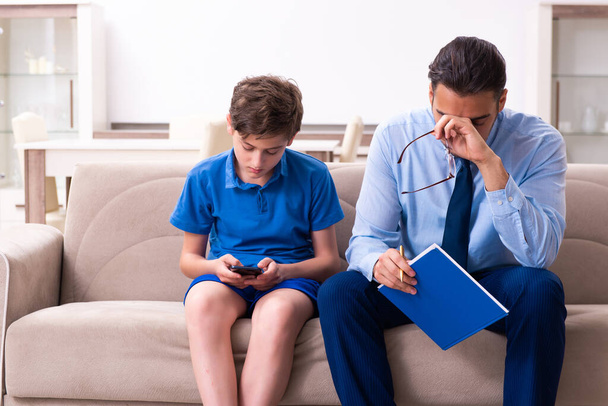 Internet addicted garçon visitant médecin masculin - Photo, image