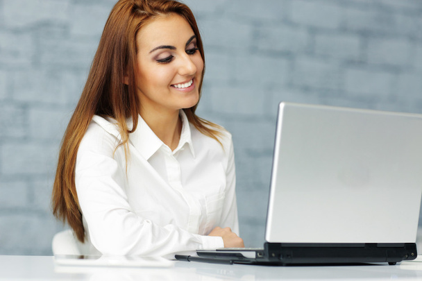 Businesswoman working on laptop - Foto, immagini