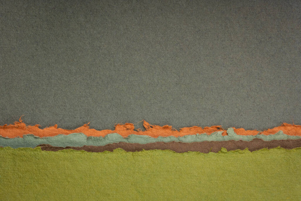 elvont táj zöld, barna és narancssárga árnyalatokban - színes kézzel készített indiai papírok gyűjteménye újrahasznosított pamutszövetből - Fotó, kép