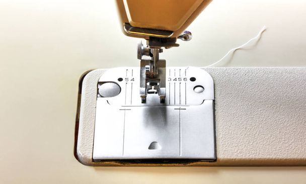 Сучасна швейна машина крупним планом
 - Фото, зображення