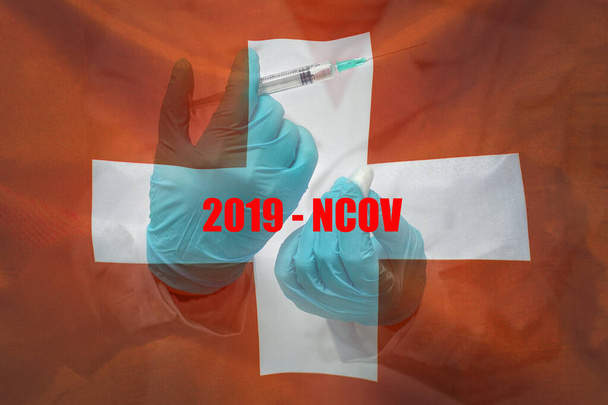 Χέρι γιατρού ή νοσοκόμου με μπλε γάντια που κρατά σύριγγα για εμβολιασμό στο φόντο της σημαίας της Ελβετίας. Ιατρική έννοια και την καταπολέμηση του ιού. Κίνα coronavirus στην Ελβετία. - Φωτογραφία, εικόνα