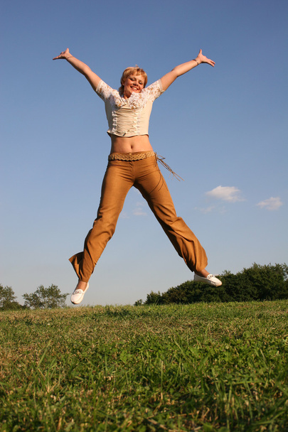 Mädchen springt auf Wiese - Foto, Bild