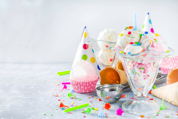 Colorato gelato torta di compleanno con decorazione di compleanno e coni gelato cialda, bianco grigio sfondo copia spazio
 - Foto, immagini