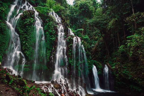 Geweldige waterval in een tropische jungle op Bali - Foto, afbeelding