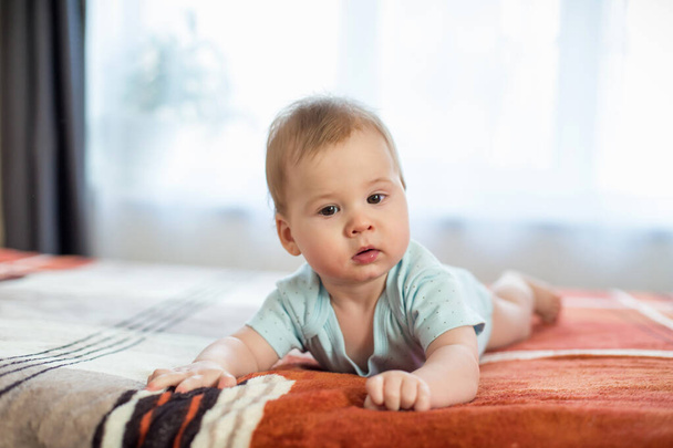 A little baby boy in the room - Foto, Bild