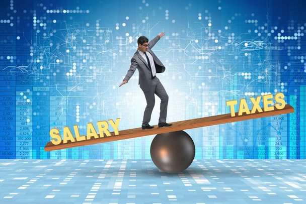 Zakenman balanceert tussen belastingen en salaris - Foto, afbeelding