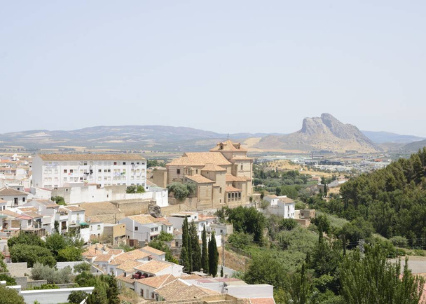 Kaupungin nähtävyys vuoren "Lovers Rock" taustalla Antequera, kaupunki maakunnassa Malaga, Andalusia, Espanja
. - Valokuva, kuva