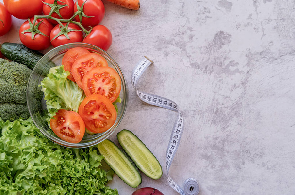 Dieta sana. Verdure fresche e insalata per una dieta sana con spazio copia piatta posare su sfondo scuro
 - Foto, immagini
