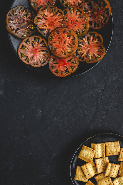 Fresh tomato carpaccio with olive oil and aromatic herbs from above. Flat lay. Vegan food - Foto, Imagem