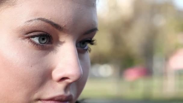 profesionální make-up umělce pracující na modelu - Záběry, video