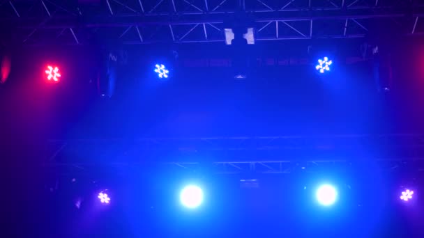 Equipo brillante colorido de la iluminación del concierto para el escenario en la discoteca - ángulo bajo
 - Metraje, vídeo