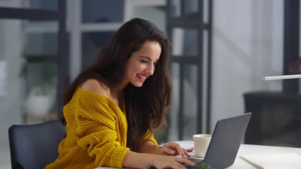 Primer plano sexy mujer de negocios trabajando portátil en la oficina. Chica charlando en el ordenador
 - Imágenes, Vídeo